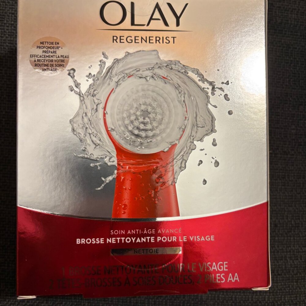 2xNew Olay Facial Cleansing Brush Regenerist, Face Exfoliator with 2 Brush Heads